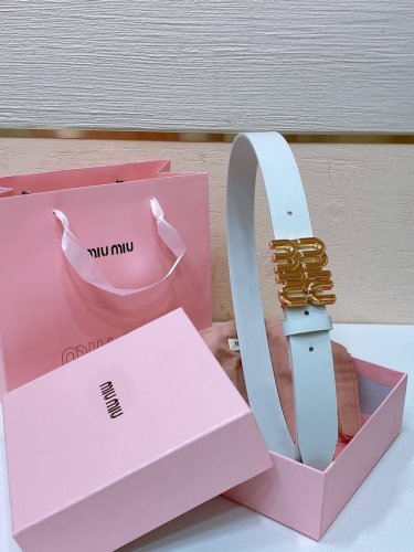 缪缪miumiu 古金扣宽度：3Cm这款皮革腰带是提升别致造型品味的理想之选。醒目的标志性徽标装点搭扣，营造精致撞色与纹理金属徽标搭扣搭扣饰醒目徽标