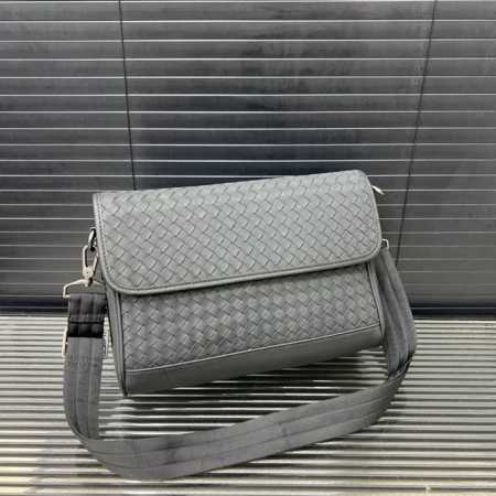 Bottega Veneta 葆蝶家 手工编织男士翻盖邮差包 单肩包 斜挎包 经典百搭 实物拍摄 原厂原版面料 配送防尘袋 30 X 22 Cm。 - 点击图像关闭
