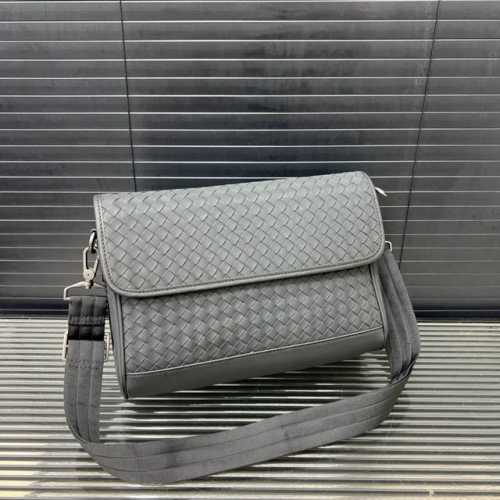 Bottega Veneta 葆蝶家 手工编织男士翻盖邮差包 单肩包 斜挎包 经典百搭 实物拍摄 原厂原版面料 配送防尘袋 30 X 22 Cm。