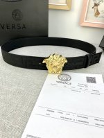 宽度：4.0Cm 范思哲 此款帆布回纹皮底 腰带饰有标志性的Versace美杜莎头像扣，彰显品牌格调。是一款精美的衣橱必备单品。