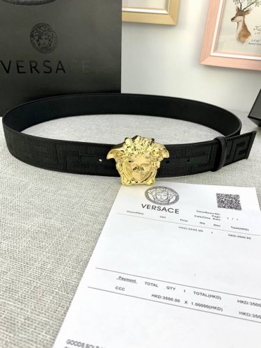 宽度：4.0Cm 范思哲 此款帆布回纹皮底 腰带饰有标志性的Versace美杜莎头像扣，彰显品牌格调。是一款精美的衣橱必备单品。