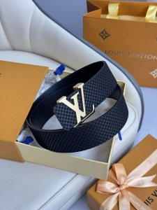 特 Lv 奢华款现代 饰以雅致大方的标志性 柔软结实的皮带 可搭配从礼服到休闲装各种服饰 宽度4.0Cm
