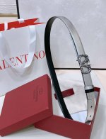 特 Vlogo Signature可双面佩戴小牛皮腰带 - Vlogo Signature搭扣 黄铜金属 -外层金属质感小牛皮 -内部亮面小牛皮 -宽度：2厘米