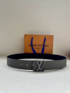 4.0宽本款 Lv Taurillon 双面腰带以粒面 Monogram 压纹牛皮革和光滑牛皮革分饰两面，令黄铜搭扣延续皮革色调，于优雅设计展露俊逸风范 Tau