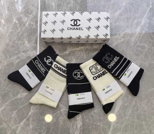 特 Chanel 香奈儿香奶奶家新品女款袜子 一盒五双 纯棉材质，柔软舒适透气，提花经典品牌全称Logo，炒鸡Nice，大牌出街，潮人必备超好搭