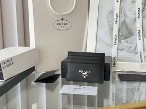 Prada经典款男士女士卡片夹专柜官网同步，正品开发，型号1Mc025，意大利顶级原单平纹纹牛皮质感极好，进口环保油边 进口钢五金配件！走线做工精湛完美 品质媲