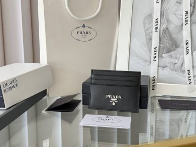 Prada经典款男士女士卡片夹专柜官网同步，正品开发，型号1Mc025，意大利顶级原单平纹纹牛皮质感极好，进口环保油边 进口钢五金配件！走线做工精湛完美 品质媲