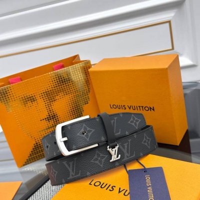 Everyday Pin 腰带为光滑皮革融入路易威登铭纹黄铜搭扣，再将精巧 Lv Initiales 装饰悬挂于束带圈之下。醒目缝线聚合视觉焦点，可轻松升级正装
