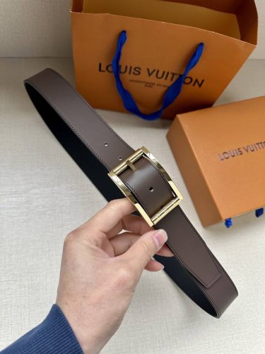 这款3.4宽 Taurillon 腰带采用平纹 Lv Logo金属环设计，适合沉稳低调的男士使用。经典设计