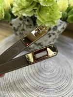 特 高货版本H家爆款Kelly凯莉腰带 2.0Cmepsom小牛皮腰带，搭配镀钯Kelly皮带扣。借助巧妙的连接设计，可以将腰带系于腰间或髋部