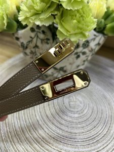 特 高货版本H家爆款Kelly凯莉腰带 2.0Cmepsom小牛皮腰带，搭配镀钯Kelly皮带扣。借助巧妙的连接设计，可以将腰带系于腰间或髋部