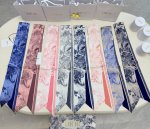 丛林动物园 飘带 束发带 Chstian Dior 尺寸:6*105Cm100%桑蚕丝这款 Mitzah 丝巾以 Dior 标志性的 Sauvage 茹伊印花为