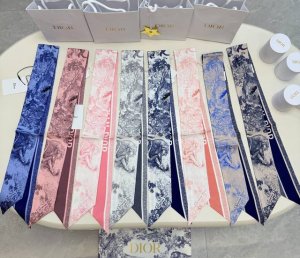 丛林动物园 飘带 束发带 Chstian Dior 尺寸:6*105Cm100%桑蚕丝这款 Mitzah 丝巾以 Dior 标志性的 Sauvage 茹伊印花为