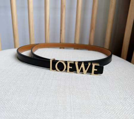 Loewe 罗意威 专柜最新同款腰带 选用光滑牛皮革腰带 饰以金属loewe腰带扣五孔调节 卓越的工艺 个性的造型 精美的材质 宽:1.5 - 点击图像关闭