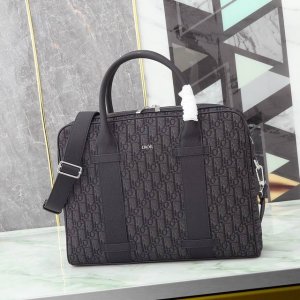 内置芯片专柜正品有售 原单质量 型号：1Essh186Umj 杏布提花 黑色 Oblique 印花 黑色牛皮革 正面金属覆层黄铜“Dior”标志 内部饰以浮雕“