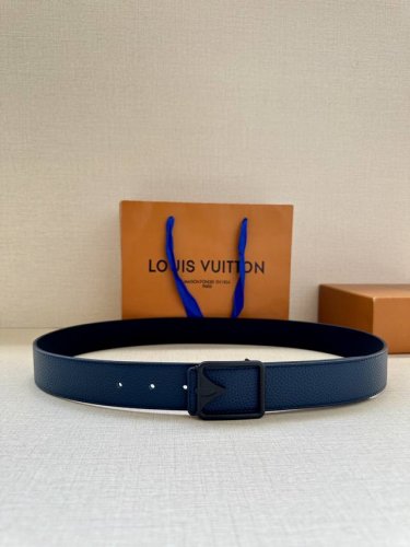 3.4宽 Lv Trunk 双面腰带 皮革塑造摩登设计，可为商务或休闲造型注入典雅魅力。铭纹 S-Lock 搭扣援引品牌经典行李箱元素