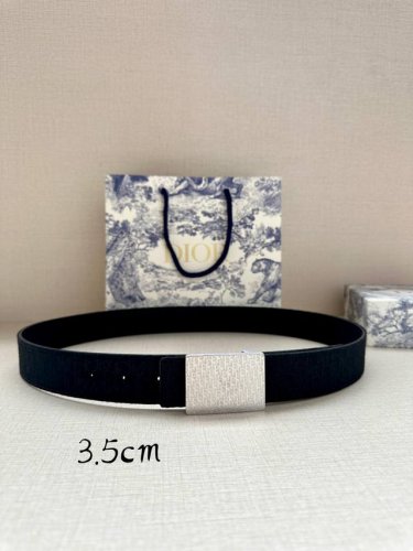特 Dior 这款 35 毫米双面腰带结合典雅气质与摩登风范。双面设计，一面采用oblique 印花帆布，另一面则采用同色调粒面牛皮。长度可调节，可搭配各式 3