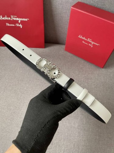 配全套包装礼盒 菲拉格慕：女士双面进口小牛皮头层腰带，搭配8字精品扣，2.5Cm支持nfc