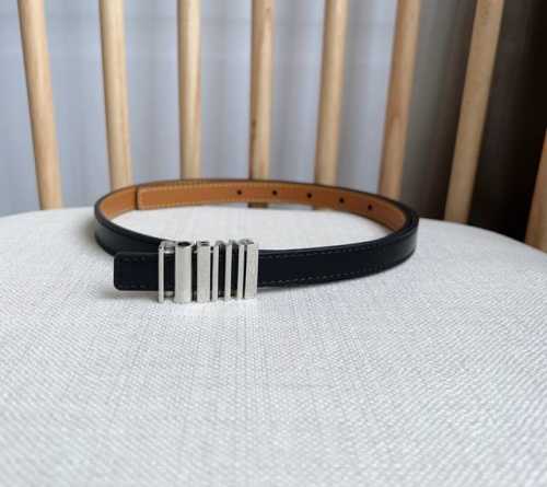 Loewe 罗意威 专柜最新同款腰带 选用光滑牛皮革腰带 配有亮面loewe几何腰带扣五孔调节 卓越的工艺 个性的造型 精美的材质 宽：1.5