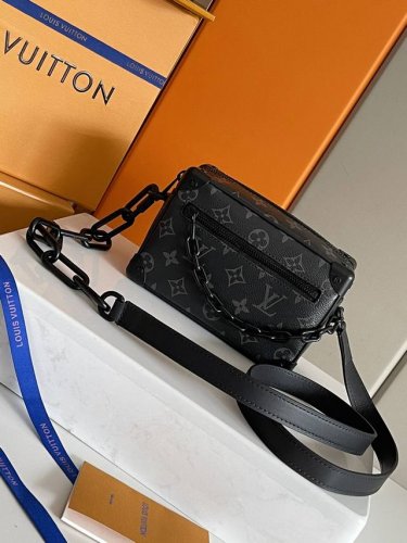 顶级原单原版开发，全钢五金 Virgil Abloh 为 春夏秀场呈现 Mini Soft Trunk 链条包，讲述 Monogram Eclipse 帆布与雾