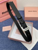 特 缪缪Miumiu 全套包装 专柜新款 这款小牛皮腰带是提升别致造型品味的理想之选。镂空雕刻Logo徽标搭配方型针扣，手感柔软细腻,夏季裙子必备非常时尚百搭.