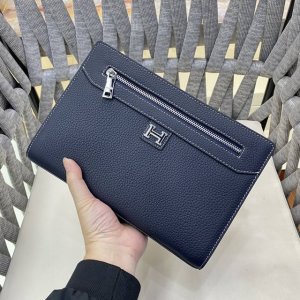 断货王专柜官网同步新款H家休闲必备手包 出货顶级进口牛皮手感一流全新升级五金配可拆卸手柄带容量杠杠滴功能性十分强哦！ 尺寸 28-18-5黑色 、蓝色 、土黄型