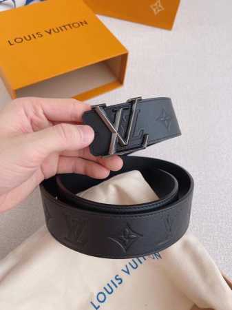 Lv 此款以天然小牛皮搭配路易威登特色设计元素的Lv Pyramide 腰带，时尚新潮，尽显品牌个性。小牛皮材质，饰有路易威登标志性的Monogram压纹。Lv - 点击图像关闭