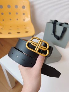 特 巴黎世家 Balenciaga 是法国的奢侈品牌，作为时尚界最具影响力品牌之一的地位。设计师源于：都市时尚潮流独特的设计风格，采用进口小牛皮制作；搭配纯铜复