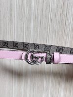 2025秋冬系列焕新演绎富有辨识度的Gg Marmont系列。这款双面窄版腰带采用Gg印花压纹皮革与皮革材质匠心打造，缀饰双G搭扣。 商品细节 一面为粉色Gg印