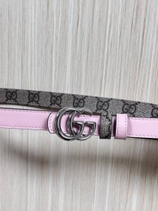 2025秋冬系列焕新演绎富有辨识度的Gg Marmont系列。这款双面窄版腰带采用Gg印花压纹皮革与皮革材质匠心打造，缀饰双G搭扣。 商品细节 一面为粉色Gg印