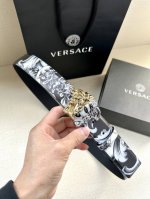 特P210 宽度3.8Cm Versace 此款双面皮带有两种佩戴方式：一面采用Silver Baroque印花，另一面采用同色调设计。正面饰有标志性Medus