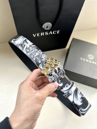 特P210 宽度3.8Cm Versace 此款双面皮带有两种佩戴方式：一面采用Silver Baroque印花，另一面采用同色调设计。正面饰有标志性Medus