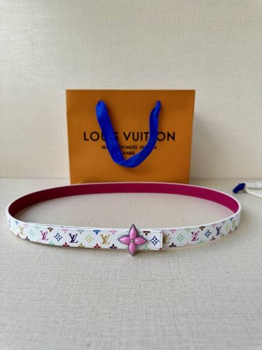 特 2.0宽Lv Mini Flowergram 双面腰带取材 Monogram 帆布和缝线皮革，以尖瓣 Monogram 花卉搭扣映衬榄尖形腰带末端，为纤细设