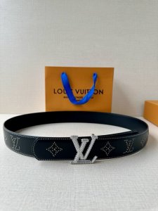 这款尺寸为4.0宽的Lv皮带采用光滑皮革制成，饰有饰钉，形成了房子的花押字。它的特点是具有老化效果的Lv尺寸环和沿边缘的明显接缝。这些细节赋予了该模型复杂的西方