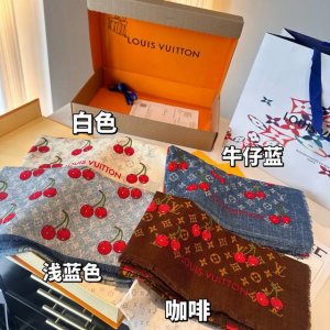 Lv X Tm Monogram Cerise Lv × Tm Monogram Cerise 方巾出自路易威登X村上隆复刻系列，为华美丝毛点缀Monogram