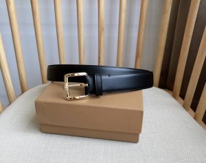 特 Burberry 巴宝莉专柜同步上新意大利精制的腰带宽:3.0Cm 精致优雅 女神的最佳搭配