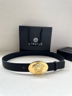 宽度：4.0Cm 范思哲 此款椭圆五金配件、腰带饰有标志性的versace美杜莎头像扣，彰显品牌格调。是一款精美的衣橱必备单品。