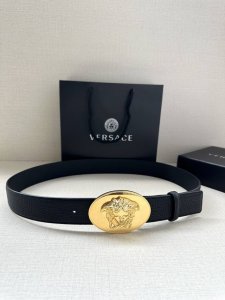 宽度：4.0Cm 范思哲 此款椭圆五金配件、腰带饰有标志性的versace美杜莎头像扣，彰显品牌格调。是一款精美的衣橱必备单品。