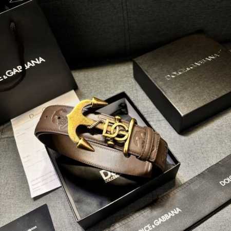 Dolce&Gabbana 全新软质小牛皮腰带，缀以个性化徽标搭扣。小牛皮腰带，搭配徽标装饰搭扣: 腰带宽度：40 Mm 镀钌金属搭扣 意大利制造 带面:牛皮革 - 点击图像关闭