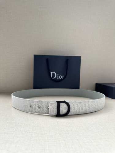 宽度3.5Cm 这款 Dior Charm 腰带扣是夏季男装系列新品，采用不锈钢真空电镀菱饰面精心设计，重新演绎经典的 Dior 标志。可与各式 35 毫米腰带