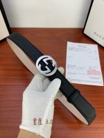 Gucci 此细款腰带用采光头小层牛皮 精制而成，配以双G带扣。宽度 ：3.0 Cm