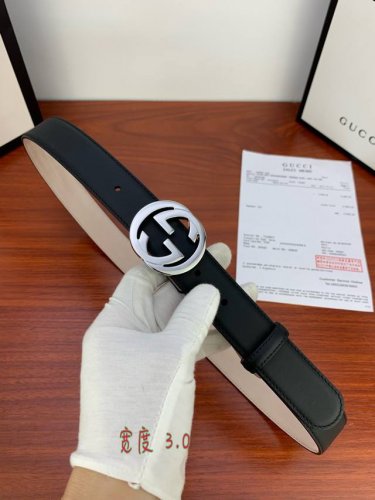 Gucci 此细款腰带用采光头小层牛皮 精制而成，配以双G带扣。宽度 ：3.0 Cm