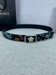 宽度4.0Cm Versace 范思哲 此款palazzo腰带采用牛皮革面料制作 并饰有Le pop Classique图案印花和标志性的美杜莎五金配件