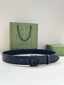 特 Gucci互扣式双G带、砂黑五金扣腰带，采用热压印技术的Gucci Signature皮革精制而成，触感厚实，印花图案清晰分明。