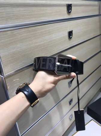配送专柜包装 打孔针 专柜同款、实拍专柜官网，尺寸:宽38Mm，原版立体滚筒长城纹钌钯间色针扣 ，极富设计美感 ，双面采用进口原版小牛皮配制全字母铆钉，彰显个性 - 点击图像关闭