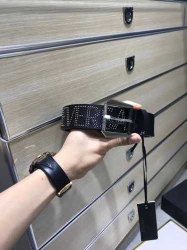 配送专柜包装 打孔针 专柜同款、实拍专柜官网，尺寸:宽38Mm，原版立体滚筒长城纹钌钯间色针扣 ，极富设计美感 ，双面采用进口原版小牛皮配制全字母铆钉，彰显个性
