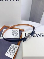特 Loewe 罗意威专柜最新同款腰带 选用光滑牛皮革窄款腰带 配有Anagram Pebble针扣 卓越的工艺 个性的造型 精美的材质 宽 15Mm