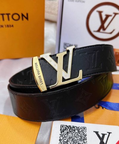 皮带：Lv..路易..威登顶级复刻. 腰带：原单品质百分百头层牛皮，保证真皮。雕花双层工艺.真空电镀.永不掉色.24K纯钢扣进口头层牛皮，老花，黑格，棕格，黑花