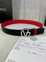 宽度4.0Cm Versace 范思哲 此款两面用皮革腰带的搭扣饰有品牌标志性的金 银色闪光virtus五金配件。