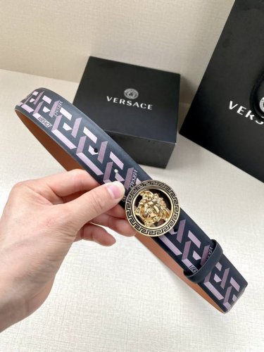 特 宽度4.0Cm Versace此款个性皮带由皮革制成，饰有Royal Rebellion印花，配有标志性Medusa五金配件搭扣